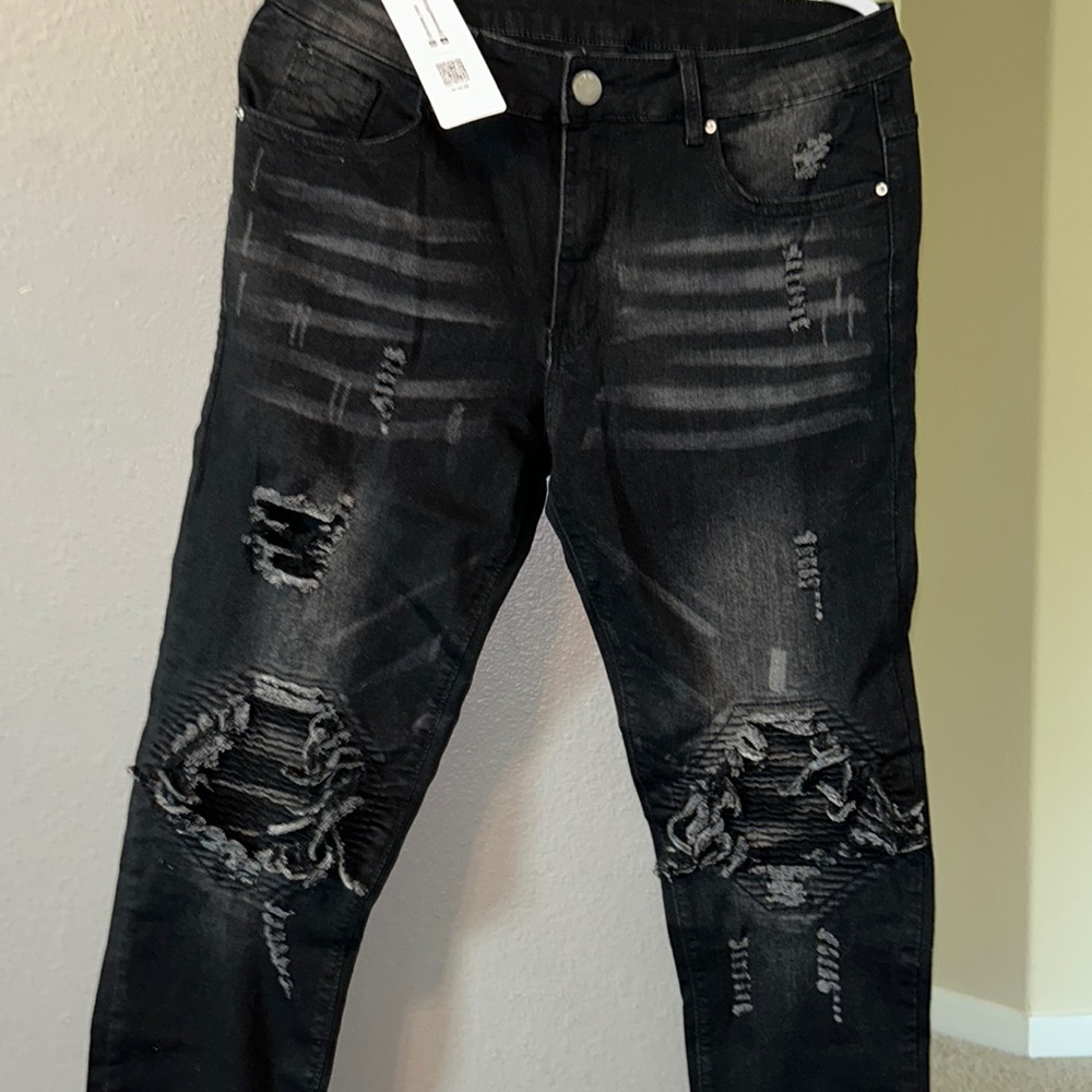 Never worn. Selling because it isn’t my size.